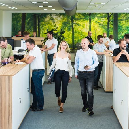 Bild enthält, People, Person, Cafeteria, Indoors, Adult, Male, Man, Shoe, Glasses, Mobile Phone
