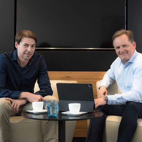 Bild enthält, Conversation, Person, Cup, Interview, Adult, Male, Man, Wristwatch, Plate, Laptop