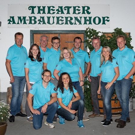 Bild enthält, Pants, People, Person, Jeans, Shoe, Groupshot, Adult, Male, Man, Female