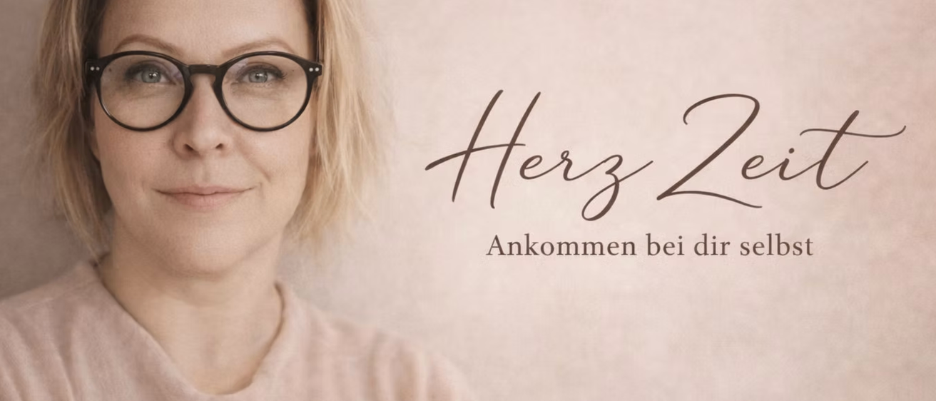 Eine Frau mit Brille lächelt in die Kamera. Das Wort 'Herz' ist in kursiver Schrift über ihr geschrieben. Der Hintergrund ist hellrosa.