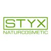 Das Logo für STYX Naturcosmetic wird angezeigt. Es zeigt einen rechteckigen Rahmen mit 'STYX' in fetten Buchstaben über dem Markennamen 'Naturcosmetic'. Das Design ist schlicht und modern, mit einem grünen Farbschema.