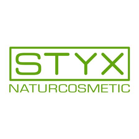 Das Logo für STYX Naturcosmetic wird angezeigt. Es zeigt einen rechteckigen Rahmen mit 'STYX' in fetten Buchstaben über dem Markennamen 'Naturcosmetic'. Das Design ist schlicht und modern, mit einem grünen Farbschema.