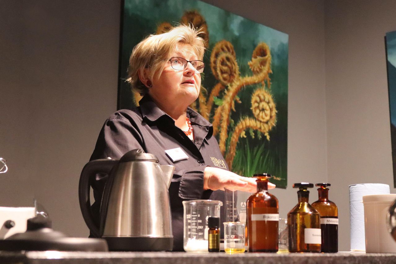 Bild enthält, Adult, Female, Person, Woman, Face, Head, Bottle, Beer, Cookware, Pot