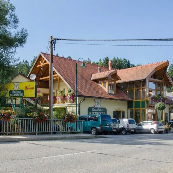 Bild enthält, Suburb, Car, Transportation, Vehicle, Neighborhood, Machine, Wheel, Outdoors, Clothing, Hat