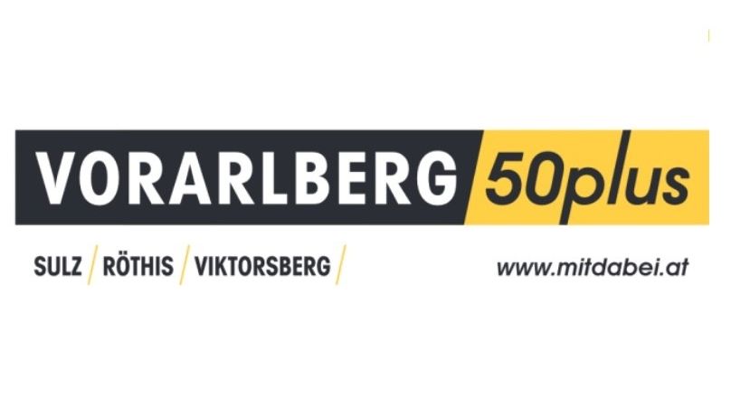 Das Vorarlberg 50plus Logo, mit einem schwarzen und gelben Streifen mit dem Text Vorarlberg 50plus. Darunter sind die Namen Sulz, Rothis und Viktorsberg mit der Website-Adresse www.mitdabei.at aufgeführt.