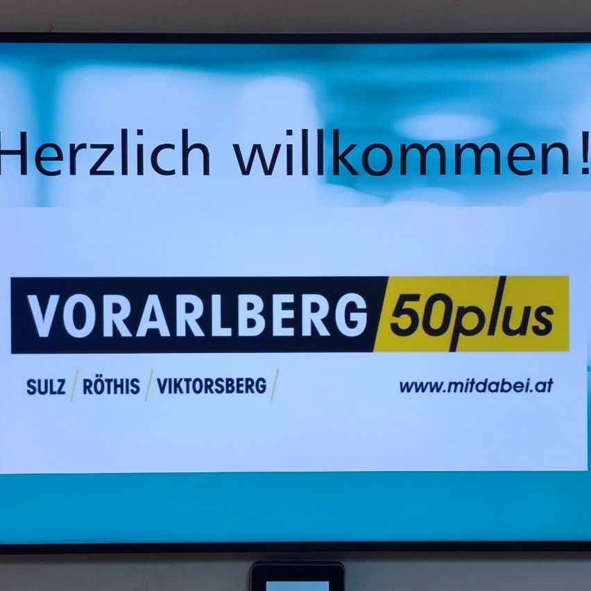 Ein digitaler Bildschirm zeigt eine Willkommensnachricht auf Deutsch, die die Marke 50plus mit den Orten Sulz, Rothis und Viktorsberg und einer Website-URL bewirbt.