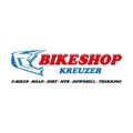 Das Bikeshop Kreuzer Logo zeigt ein blau-weißes Design mit dem Text Bikeshop Kreuzer und einer Liste von Fahrradtypen.