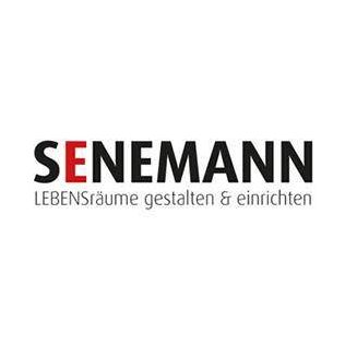 Das Bild zeigt das Logo von SENEMANN, einem Unternehmen, das sich auf die Gestaltung und Einrichtung von Wohnräumen spezialisiert hat. Der Name 'SENEMANN' ist in fetter schwarzer Schrift, wobei 'SEN' rot hervorgehoben ist. Darunter steht 'LEBENSRAUM GESTALTEN & EINREICHEN', was 'Wohnräume gestalten und einrichten' bedeutet.