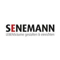 Das Bild zeigt das Logo von SENEMANN, einem Unternehmen, das sich auf die Gestaltung und Einrichtung von Wohnräumen spezialisiert hat. Der Name 'SENEMANN' ist in fetter schwarzer Schrift, wobei 'SEN' rot hervorgehoben ist. Darunter steht 'LEBENSRAUM GESTALTEN & EINREICHEN', was 'Wohnräume gestalten und einrichten' bedeutet.