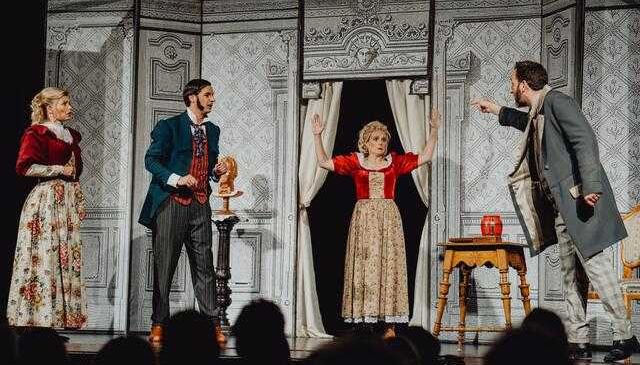 Bild enthält, Stage, Lady, Person, Coat, Dress, Adult, Bride, Female, Woman, Man