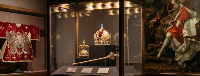 Bild enthält, Accessories, Jewelry, Mace Club, Adult, Bride, Female, Person, Woman, Indoors, Sword