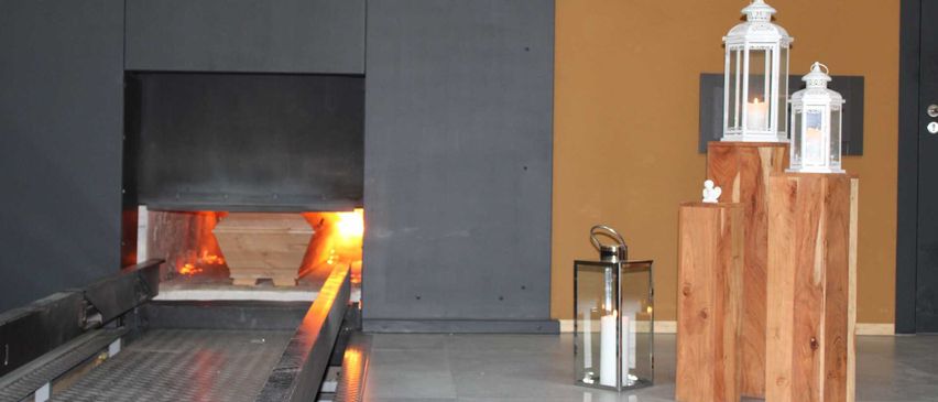 Bild enthält, Fireplace, Indoors, Interior Design, Hearth, Perfume, Blackboard