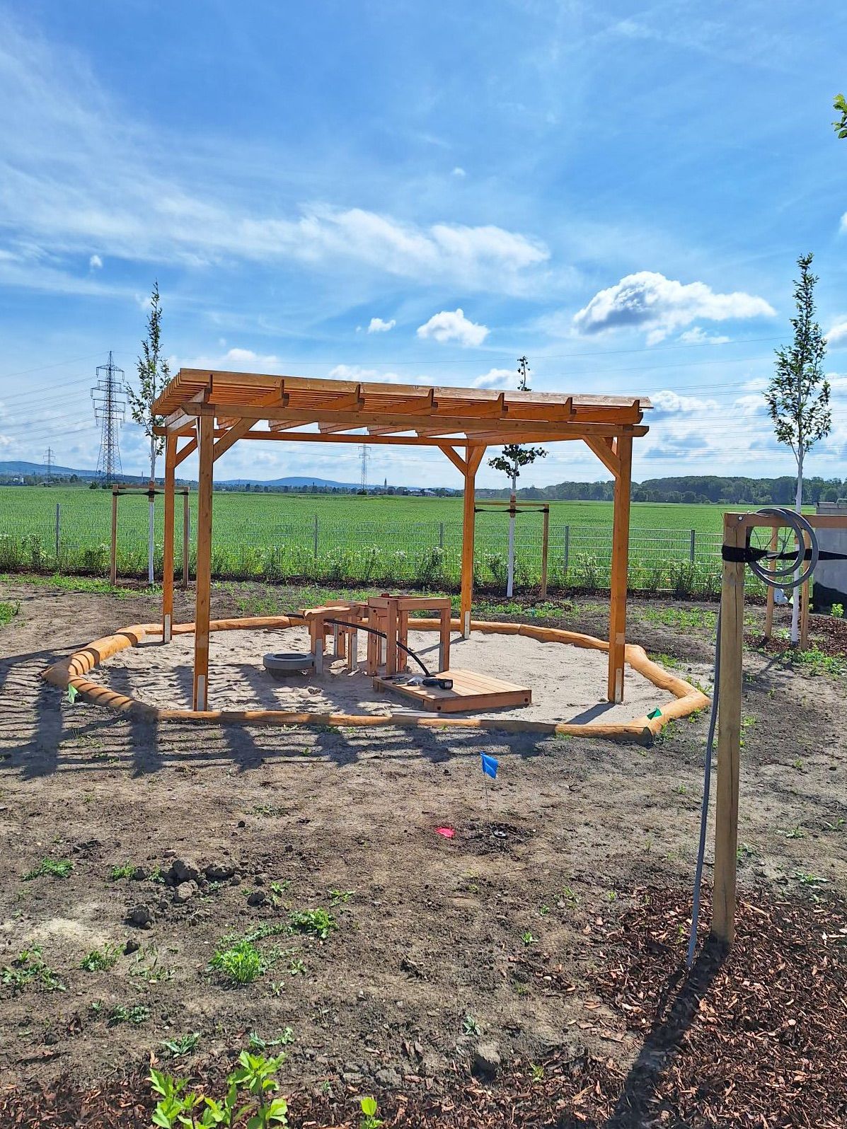 Bild enthält, Building, House, Housing, Porch, Patio, Pergola, Outdoors, Wood, Nature, Stained Wood
