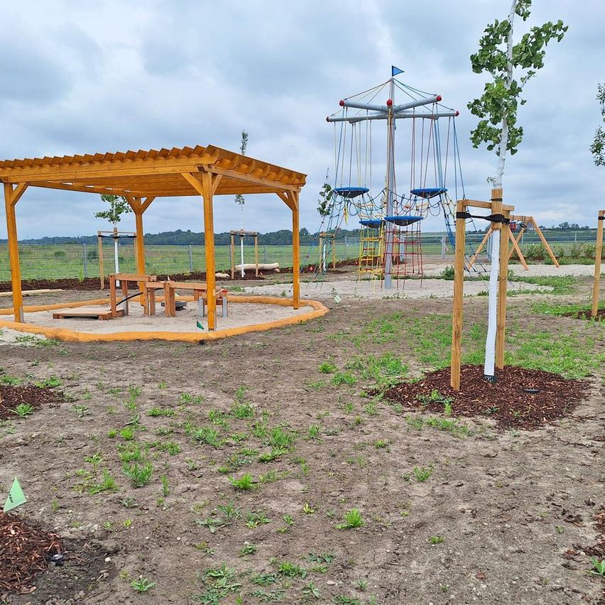 Bild enthält, Grass, Plant, Outdoors, Play Area, Outdoor Play Area, Nature, Park, House, Housing, Porch