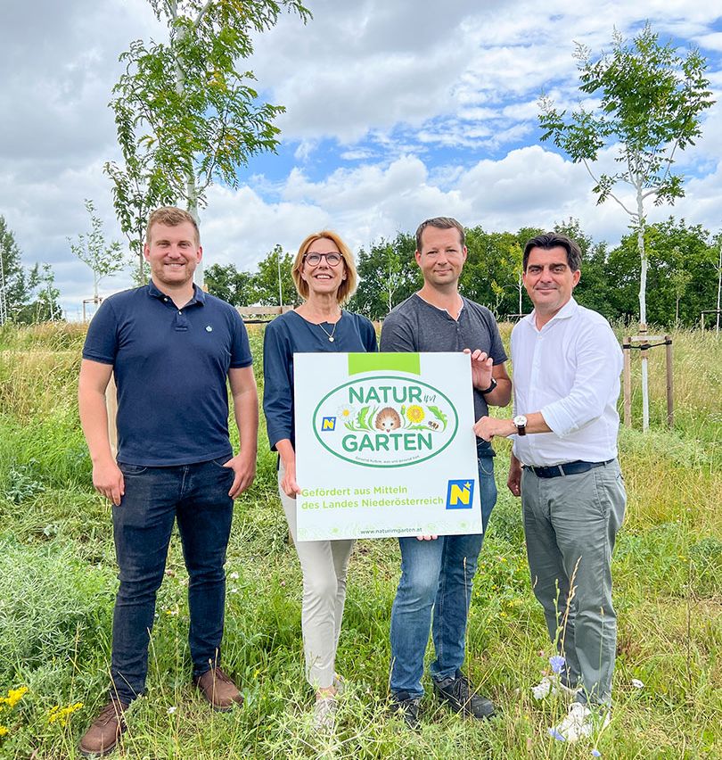 Bild enthält, Groupshot, Person, Adult, Male, Man, Jeans, Outdoors, Nature, Face, Advertisement