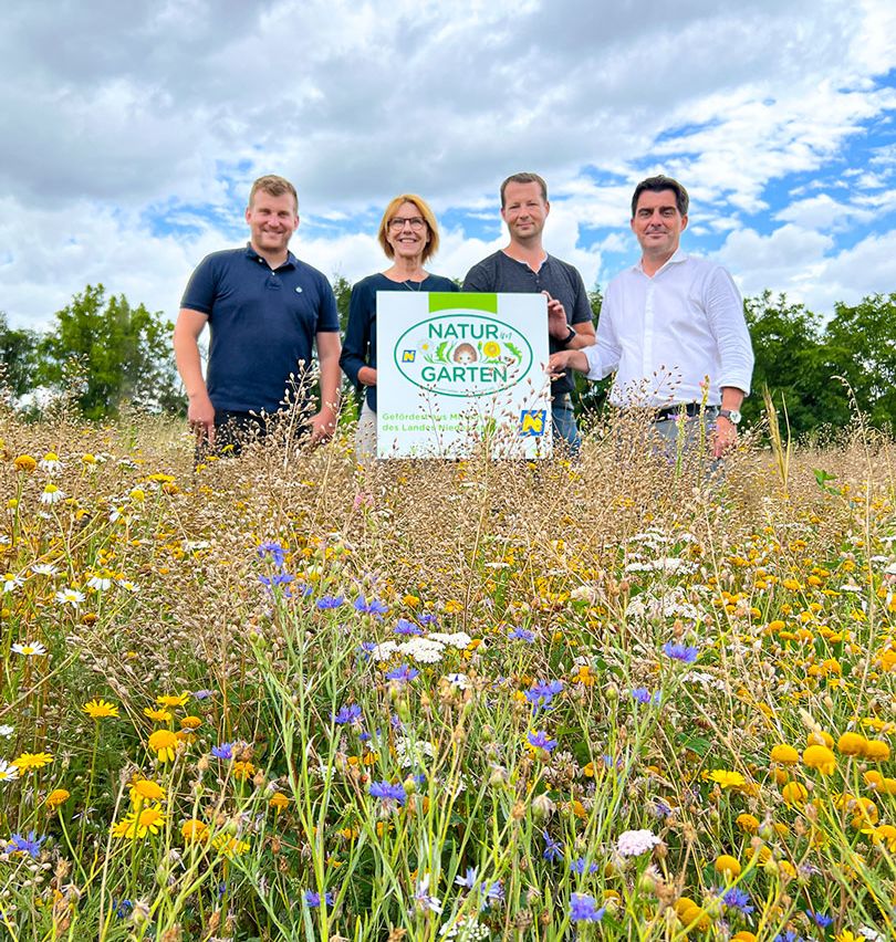 Bild enthält, Field, Grassland, Meadow, People, Person, Vegetation, Adult, Female, Woman, Man