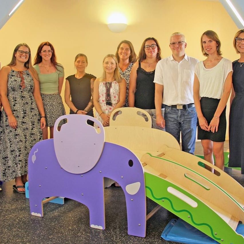 Bild enthält, Adult, Female, Person, Woman, Groupshot, Male, Man, Pants, Jeans, Play Area