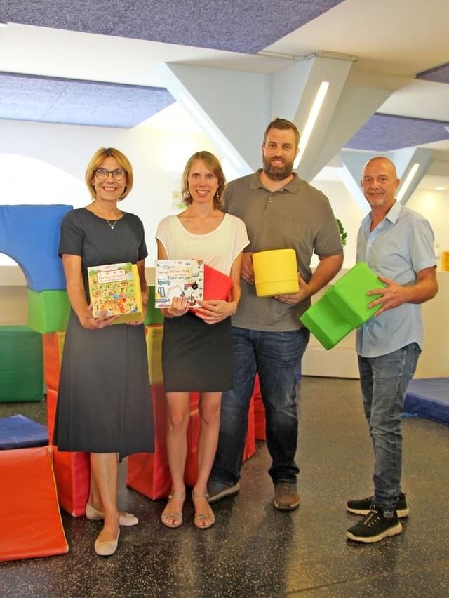 Bild enthält, Pants, Person, Portrait, T-Shirt, Shoe, Adult, Female, Woman, Jeans, Book
