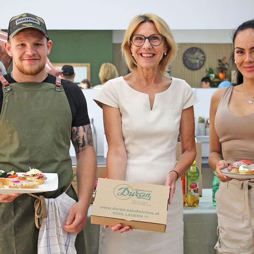 Bild enthält, People, Person, Box, Adult, Female, Woman, Male, Man, Face, Meal