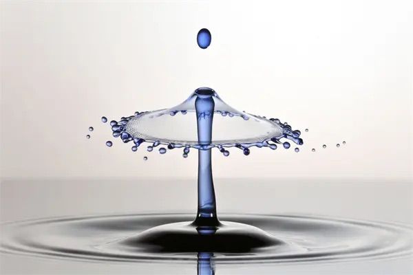 Bild enthält, Droplet, Water, Outdoors, Nature, Ripple, Appliance, Ceiling Fan, Device, Electrical Device