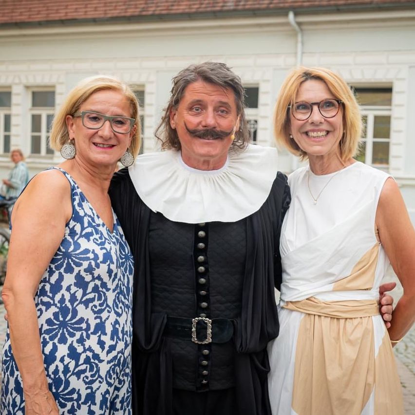 Bild enthält, Blazer, People, Person, Photography, Portrait, Dress, Adult, Female, Woman, Suit