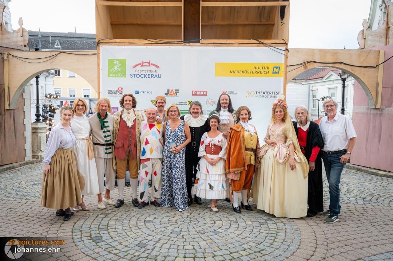 Bild enthält, People, Person, Groupshot, Adult, Female, Woman, Bride, Male, Man, Jeans