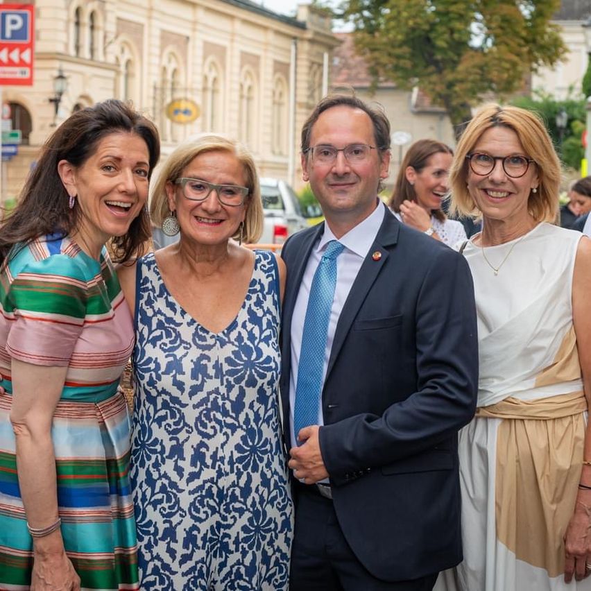 Bild enthält, Blazer, Dress, Formal Wear, People, Person, Fashion, Adult, Female, Woman, Man