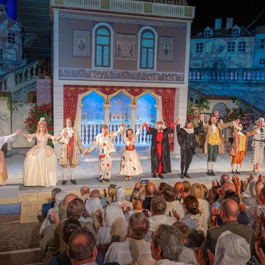 Bild enthält, Stage, People, Person, Adult, Male, Man, Bride, Female, Woman, Dress