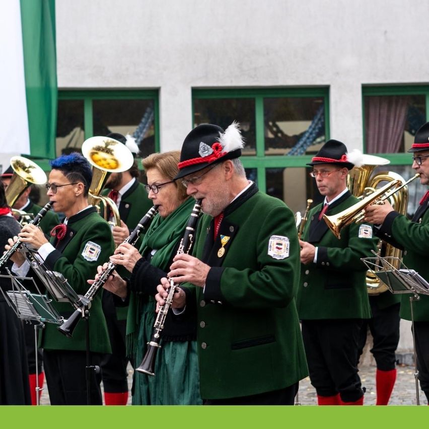 Bild enthält, People, Person, Adult, Male, Man, Glasses, Hat, Group Performance, Music Band, Musical Instrument