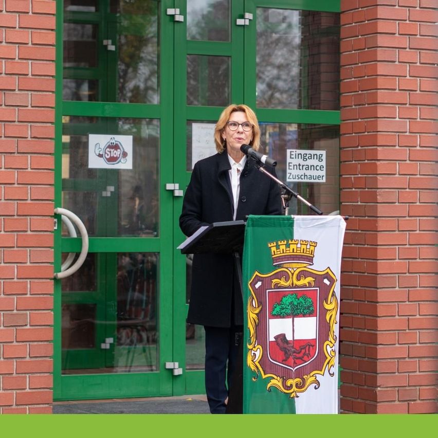 Bild enthält, Crowd, Person, Audience, Speech, Adult, Female, Woman, Podium, Microphone, Glasses