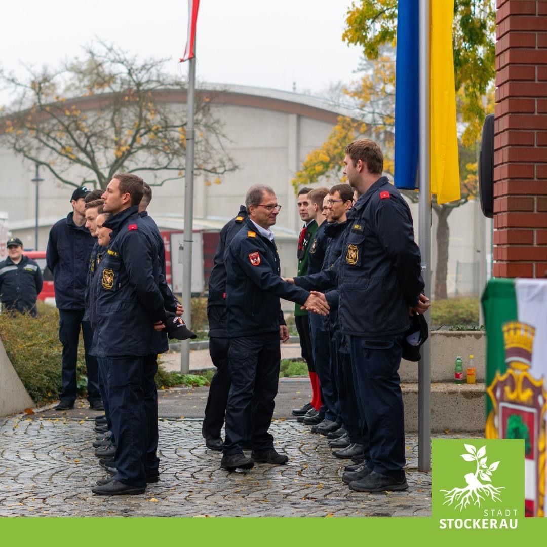 Bild enthält, Adult, Male, Man, Person, People, Clothing, Coat, Officer, Police Officer