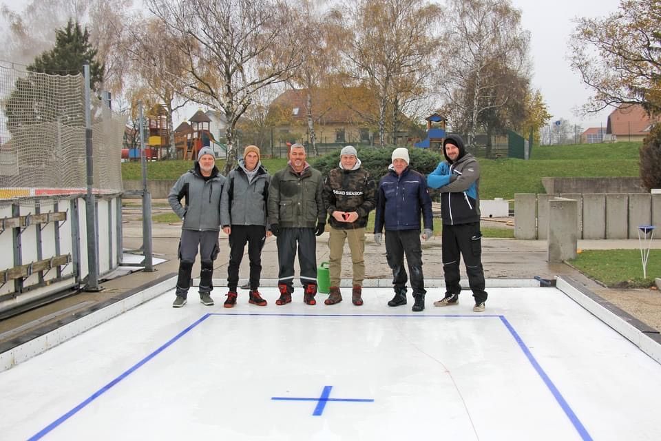 Bild enthält, Clothing, Coat, Jacket, People, Person, Hoodie, Sweatshirt, Glove, Shoe, Skating