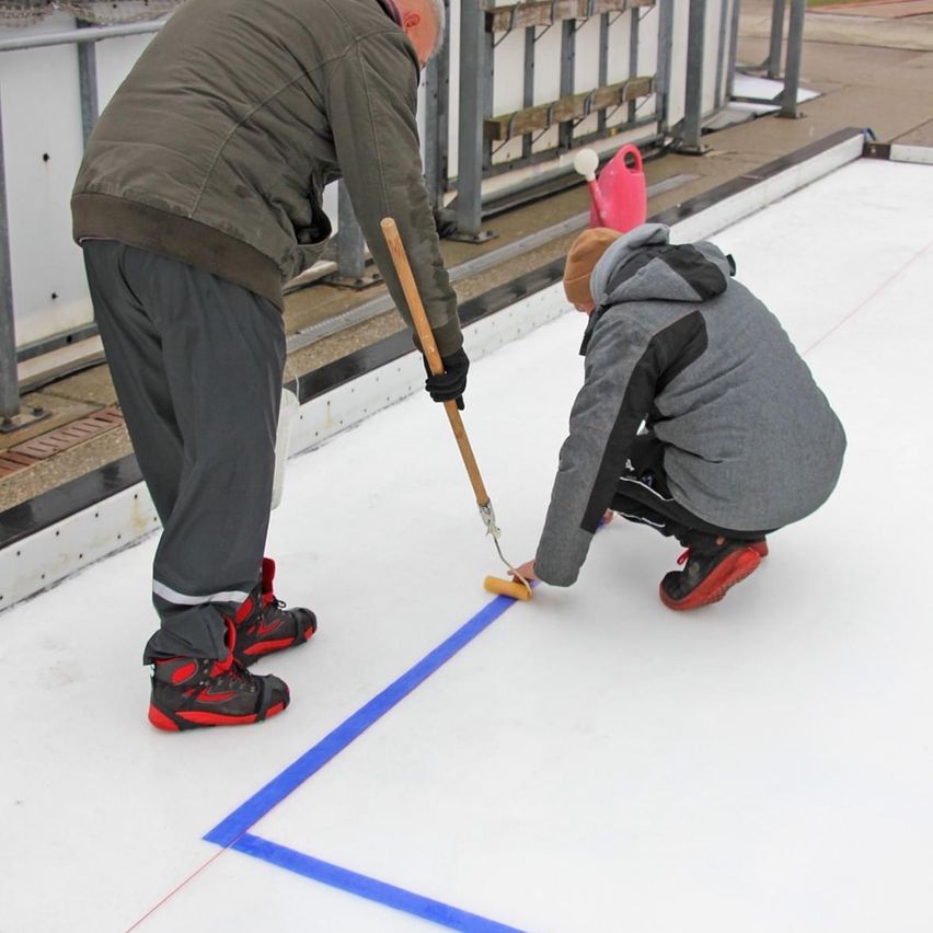Bild enthält, Shovel, Tool, Footwear, Shoe, Boy, Child, Male, Person, Curling, Worker