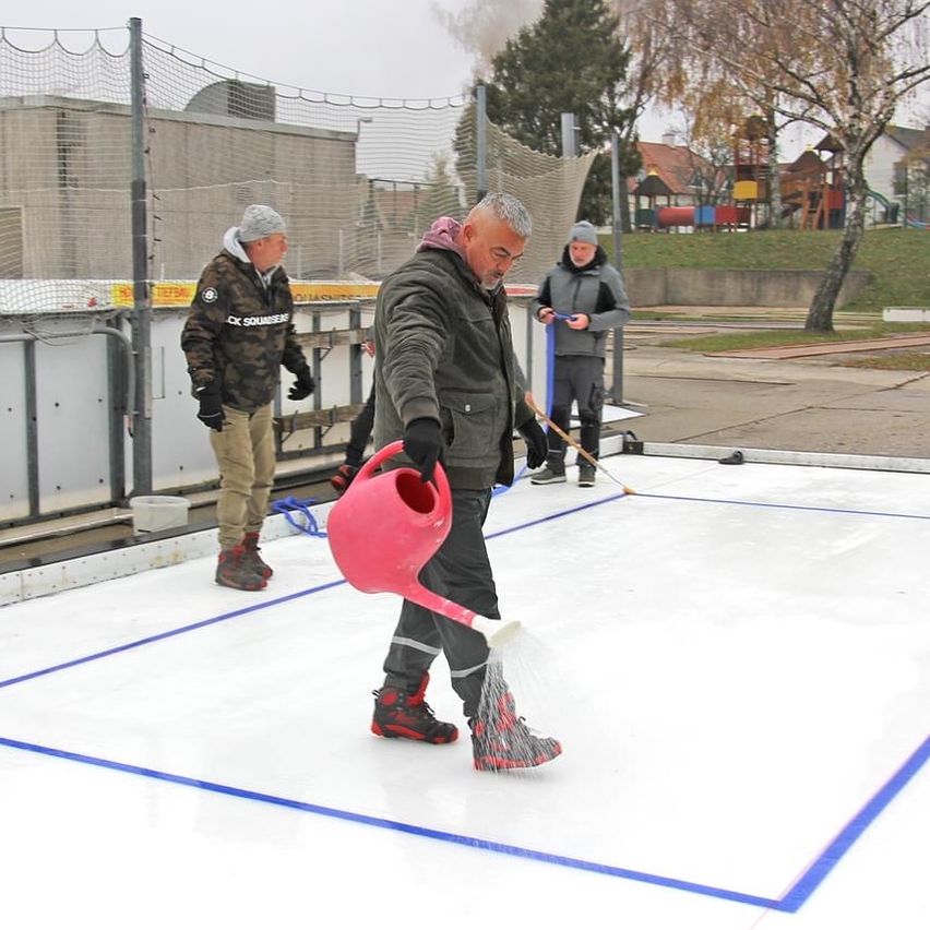 Bild enthält, Person, Adult, Male, Man, Coat, Jacket, Shoe, Outdoors, Nature, Glove