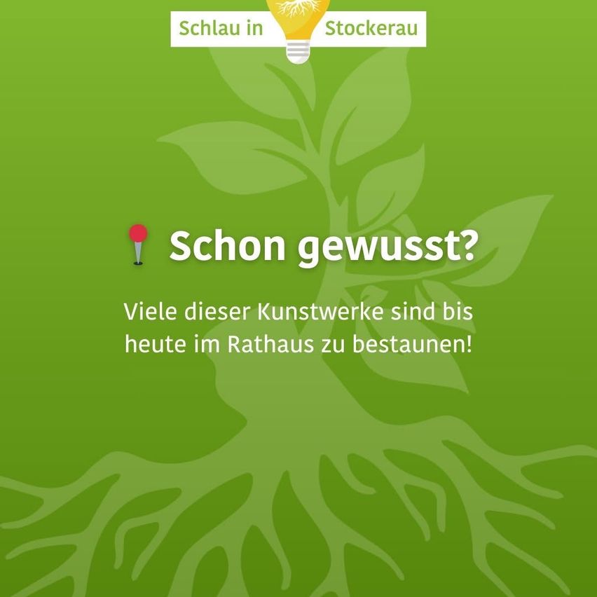 Ein Poster auf grünem Hintergrund mit einer Glühbirne, der Titel lautet 'Schon gewusst?' und es steht 'Viele dieser Kunstwerke sind noch heute im Rathaus!'