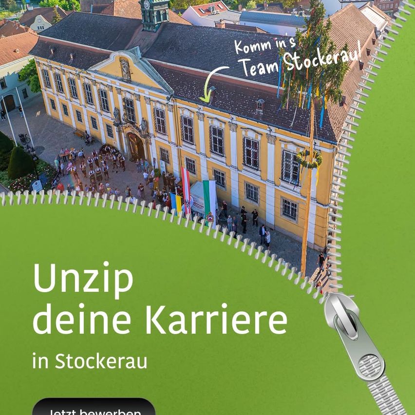 Eine Luftaufnahme eines Gebäudes mit vielen Menschen darum herum. Es steht 'Unzip deine Karriere in Stockerau'.