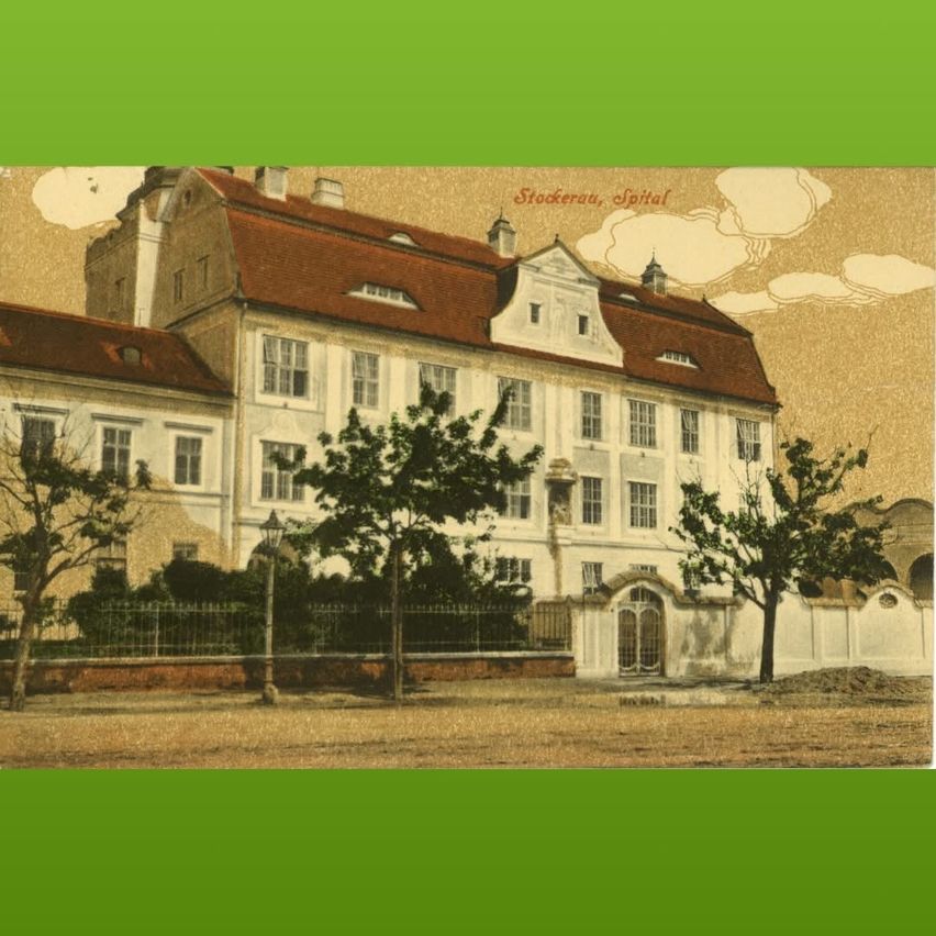 Ein altes Foto eines historischen Gebäudes mit rotem Dach und vielen Fenstern. Das Gebäude ist von Bäumen und einem Zaun umgeben. Das Foto hat einen grünen Rand.