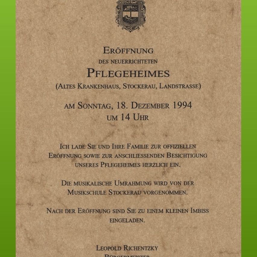 Einladung zur offiziellen Eröffnung eines neuen Pflegeheims am 18. Dezember 1994 um 14 Uhr. Die Veranstaltung beinhaltet eine Besichtigung des Pflegeheims und einen kleinen Imbiss. Die musikalische Umrahmung erfolgt durch die Musikschule Stockerau. Leopold Richentzky, der Bürgermeister, lädt herzlich ein.