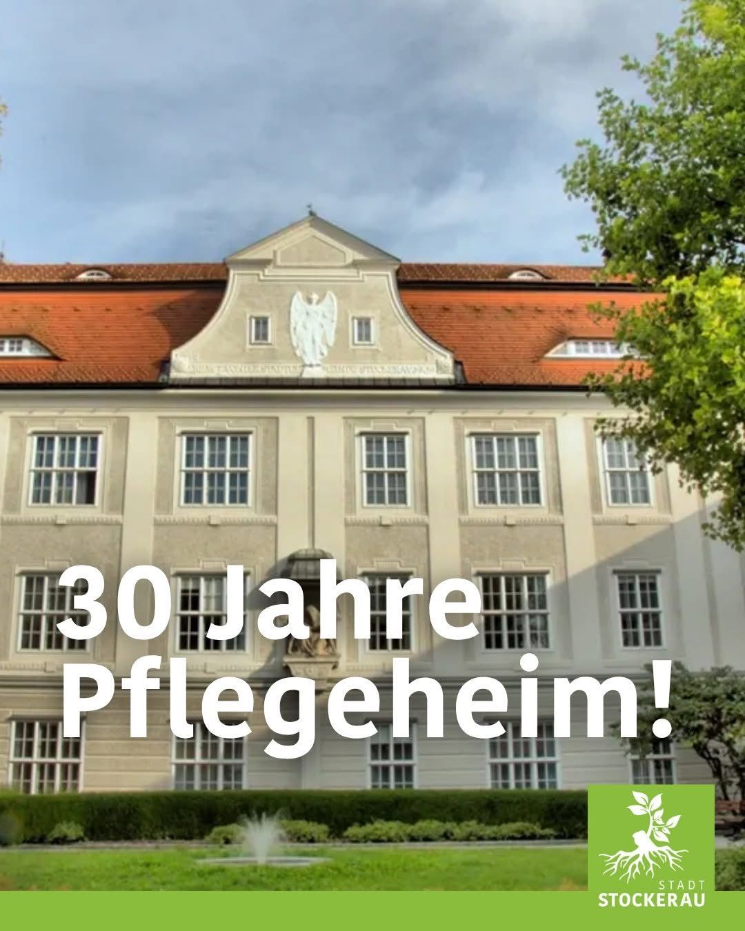 Ein großes Gebäude mit rotem Dach, mehreren Fenstern und einer Engelsstatue über dem Eingang. Der Text '30 Jahre Pflegeheim!' ist prominent angebracht.