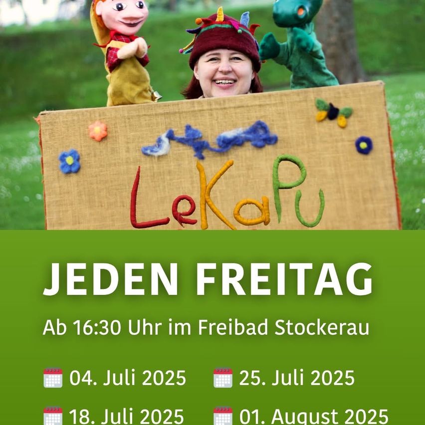 Eine Frau und zwei Puppen halten ein Schild mit der Aufschrift LeKaPu. Das Schild enthält eine Liste von Terminen und Zeiten.