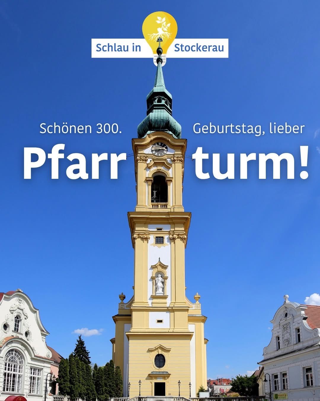 Ein Kirchturm in Stockerau feiert seinen 300. Geburtstag. Der Turm steht hoch gegen den blauen Himmel, mit einer Uhr und einer Statue sichtbar. Die Worte 'Schönen 300' und 'Geburtstag, lieber Pfarrturm!' sind auf dem Bild zu sehen.