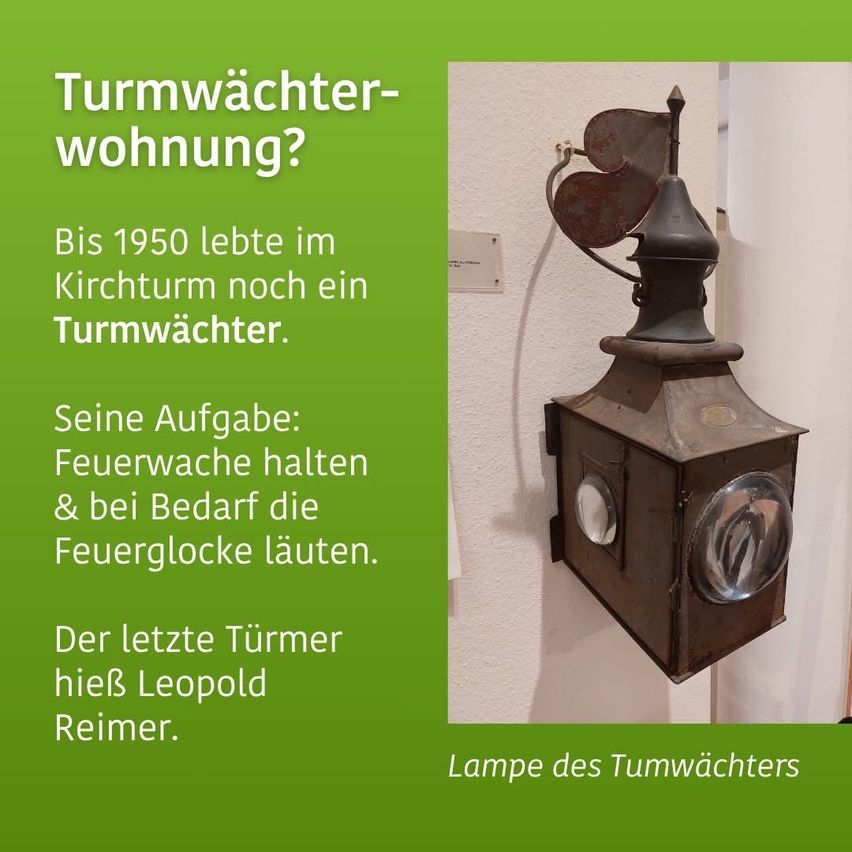 Das Bild zeigt eine Turmwächter-Wohnung mit einer Laterne an der Wand. Der Text erklärt, dass bis 1950 ein Turmwächter im Kirchturm lebte, verantwortlich für Feuerwache und das Läuten der Alarmglocken. Der letzte Turmwächter war Leopold Reimer.