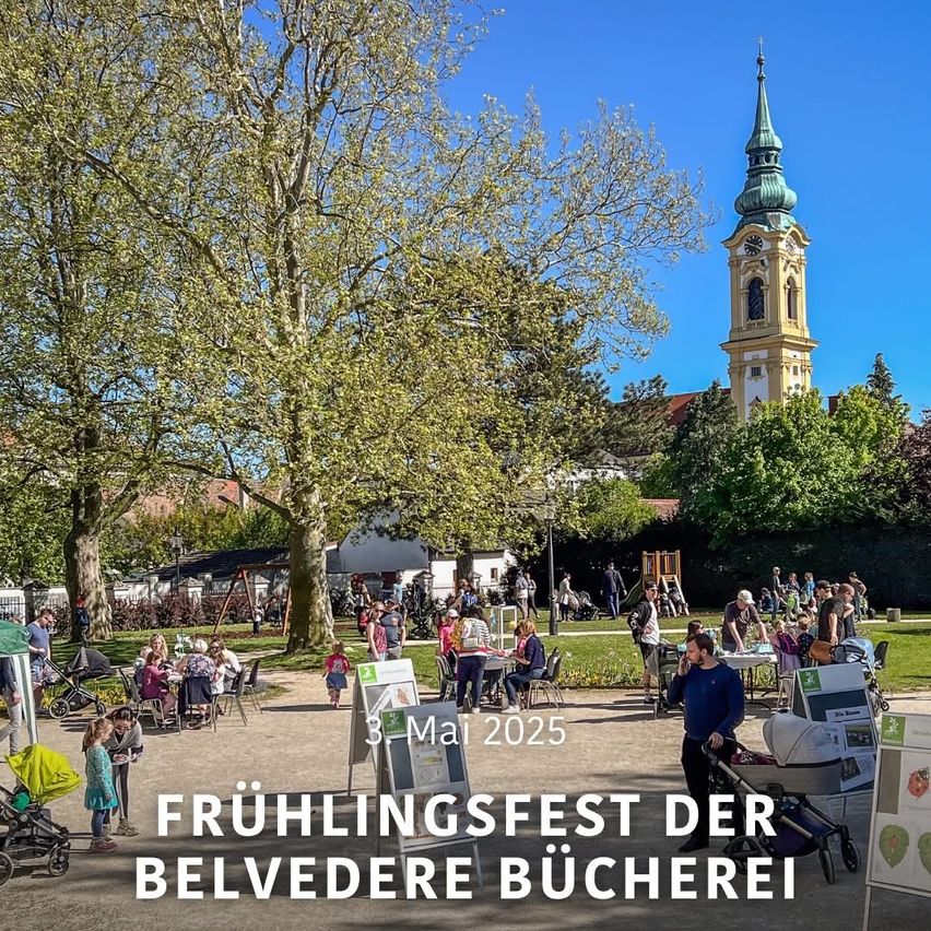 Eine Parkszene mit einem Turm im Hintergrund, Menschen genießen einen sonnigen Tag und ein Banner mit der Aufschrift 'Frühlingsfest der Belvedere Bucherei'. Datum: 3. Mai 2025.
