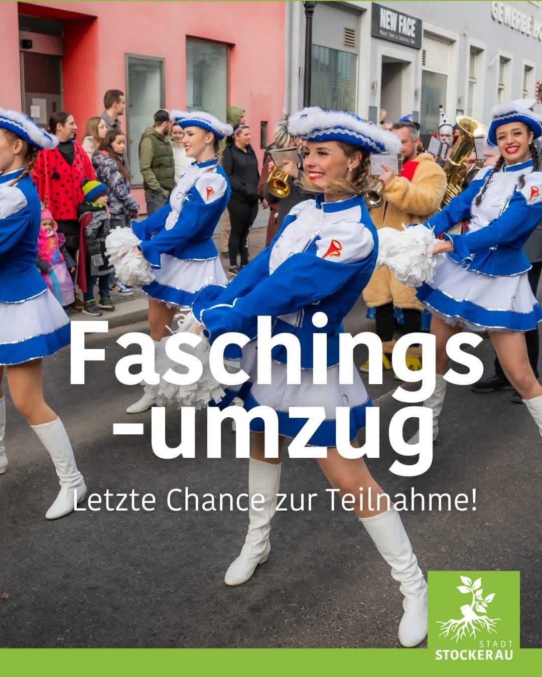 Eine Gruppe von Frauen in blauen und weißen Uniformen tritt bei einer Parade auf und hält Pom-Poms. Dahinter spielen Musiker Blechblasinstrumente. Der Text-Overlay lautet 'Faschingsumzug Letzte Chance zur Teilnahme!'