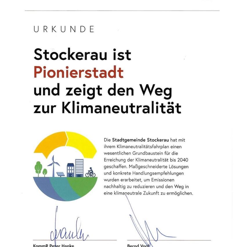 Stockerau, eine Pionierstadt, hat einen Klimaneutralitätsplan bis 2040 festgelegt. Ein umfassender Plan und konkrete Handlungsempfehlungen wurden entwickelt, um Emissionen zu reduzieren und eine klimaneutrale Zukunft zu ermöglichen. Unterschriften des Bürgermeisters und des Stadtratspräsidenten sind vorhanden.