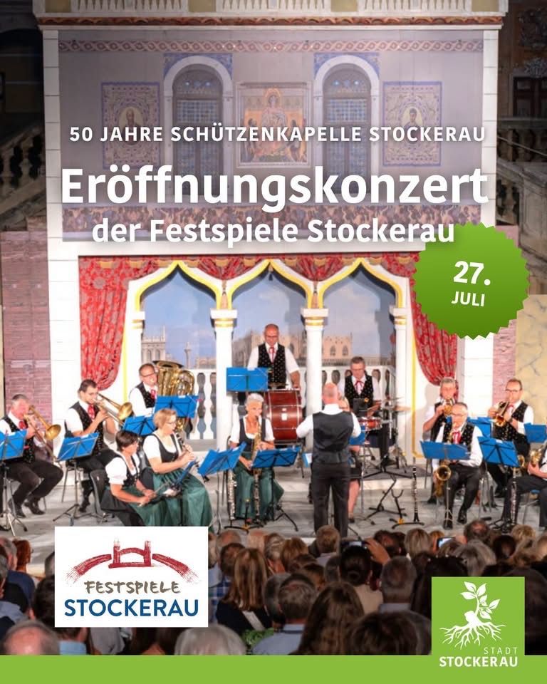 Ein Musikensemble spielt auf der Bühne mit verschiedenen Instrumenten, darunter Trompeten und Trommeln, vor einem Publikum. Der Hintergrund zeigt einen dekorativen Bogen und ein Banner mit der Aufschrift 'Eröffnungskonzert der Festspiele Stockerau'. Das Datum '27. Juli' ist in einem grünen Kreis angezeigt.