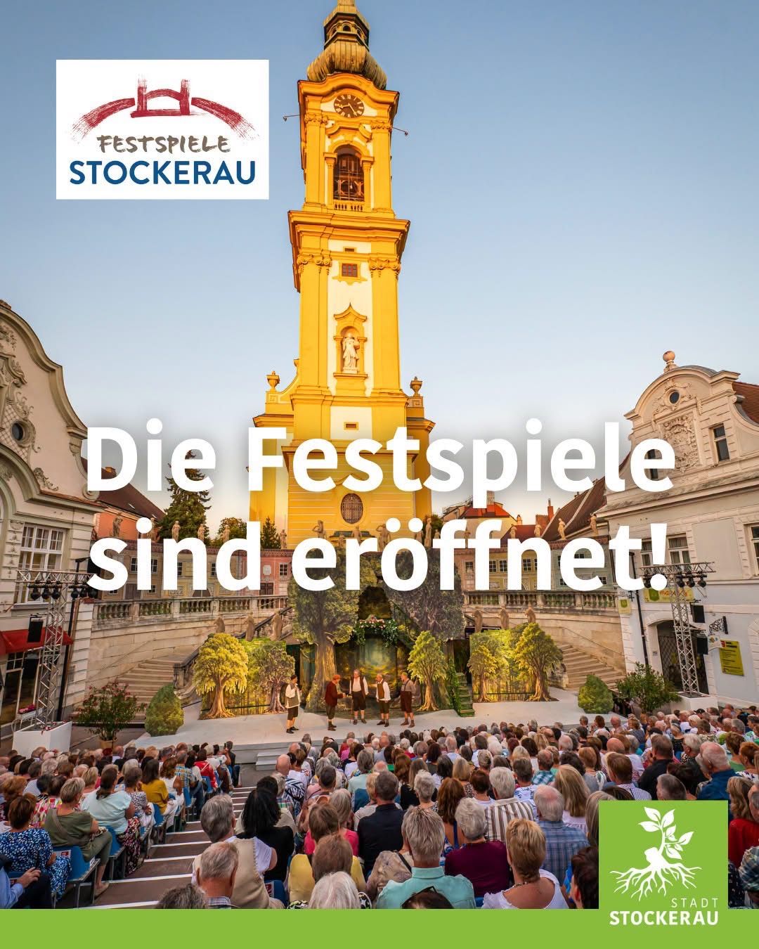 Eine Menschenmenge versammelt sich vor einer Bühne mit Darstellern, vor der Kulisse eines gelben Turms und eines klaren Himmels. Der Textüberlagerung steht 'Die Festspiele sind eröffnet!' in Deutsch.