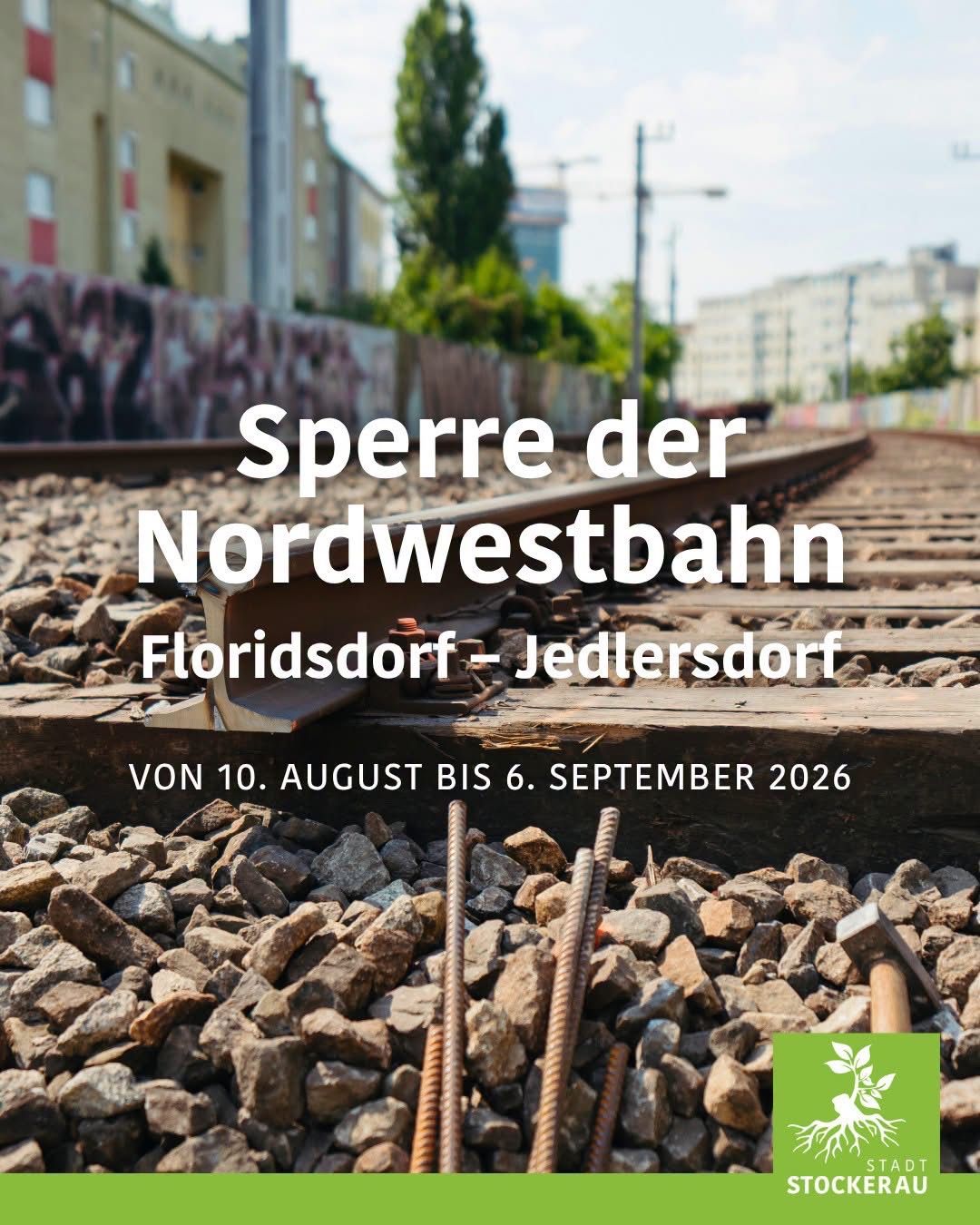 Ein Plakat zeigt eine Bahnschiene mit Steinen und einem Hammer, was auf eine Sperrung zwischen Floridsdorf und Jedlersdor vom 10. August bis 6. September 2026 hinweist.