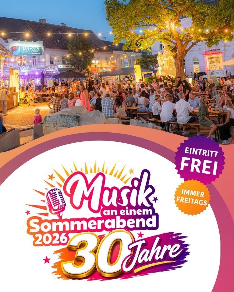 Werbeplakat für Musik an einem Sommerabend 2026. Gedrängte Außenbestuhlung mit Menschen, die Getränke genießen. Hellere Lichter, Musikbühne und festliche Dekorationen. Bäume, Gebäude und Straßenlaternen im Hintergrund.