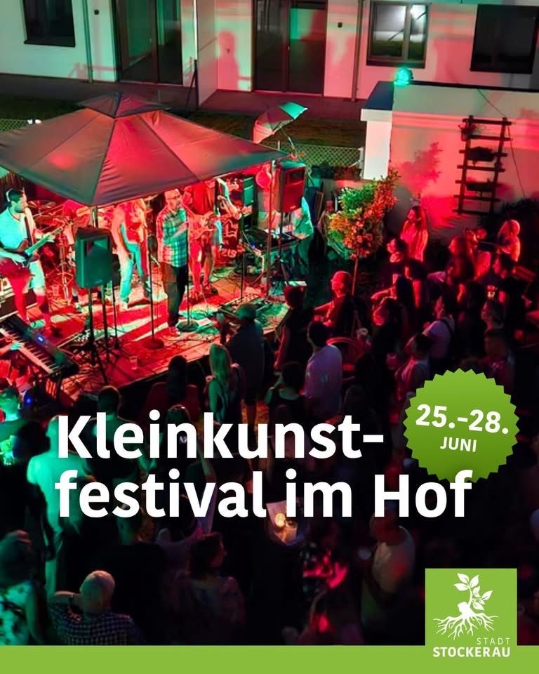 Eine Band spielt auf einer Bühne unter einem Zelt, mit einem Publikum, das zusieht. Die Veranstaltung ist Teil eines Kleinkunst-Festivals im Juni.